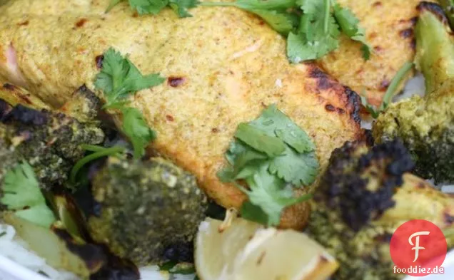 Verkohlter Lachs und Gemüse nach Tandoori-Art