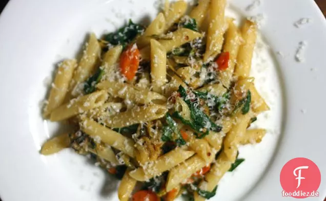 Penne mit gebratenen Zucchini, Sonnengold und Rucola