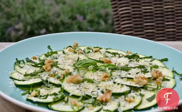 Zucchini-Carpaccio-Salat mit Parmesan, basilikum und Walnüssen