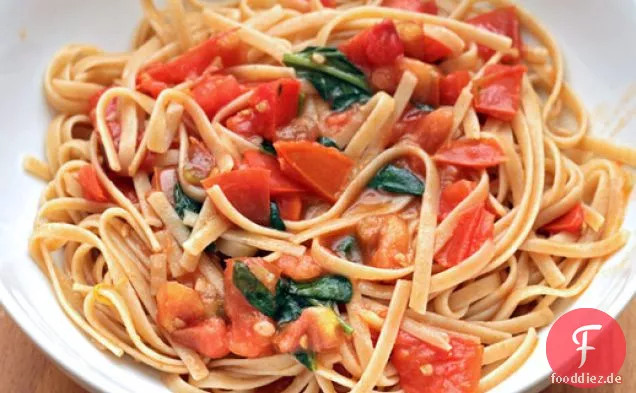 Alice Waters' Vollkornnudeln mit Tomatenvinaigrette