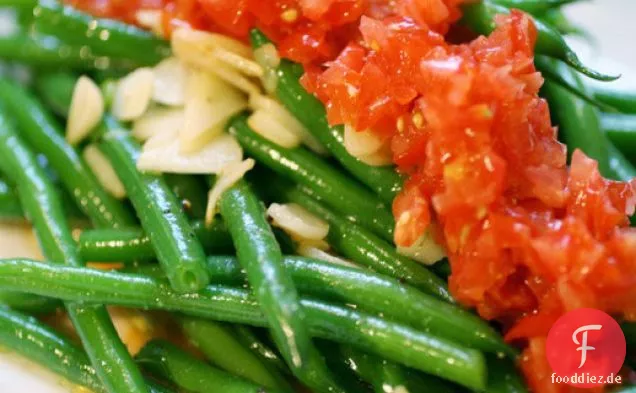 Knackige Haricots Verts-Salat mit Frischen Tomaten und Knoblauch