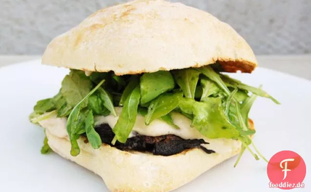 Gegrillte Portobello-Pilzsandwiches mit Rucola und weißem Bohnenaufstrich