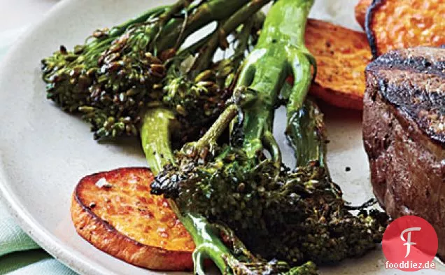 Gebratene Süßkartoffeln und Broccolini