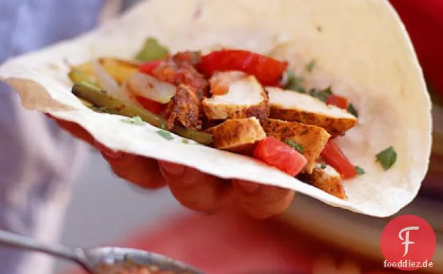 Gemischte Fajitas mit Paprika und Zwiebeln