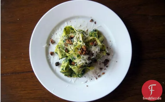 Papperadelle mit Ricotta, Mangold, Walnüssen und Parmesan