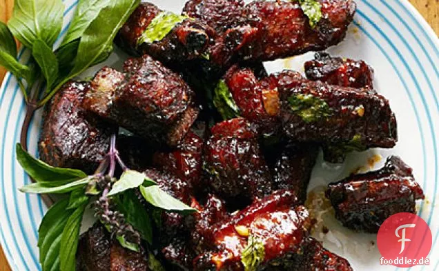 Chinesisch glasierte Riblets mit Knoblauch und thailändischem Basilikum