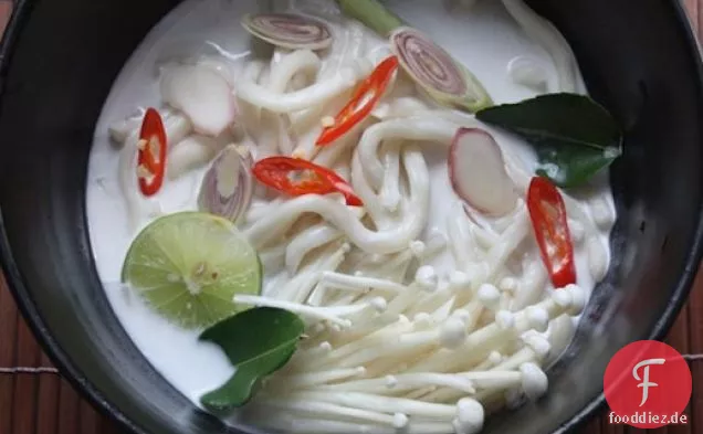 Tom Kha Udon-Suppe mit Pilzen