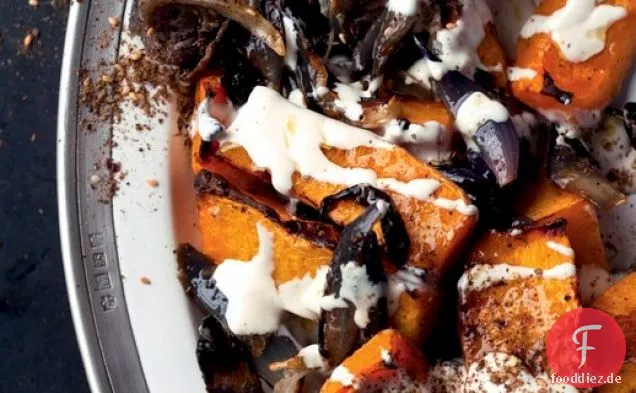 Gerösteter Butternut-Kürbis und rote Zwiebel mit Tahini und Za'atar aus 'Jerusalem