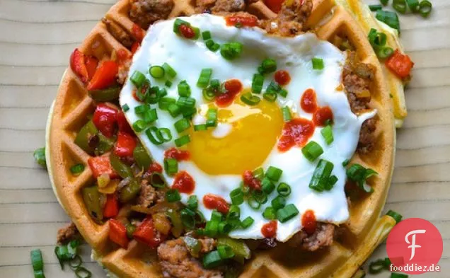 Kräuterwaffeln mit Wurst, Paprika und Spiegelei