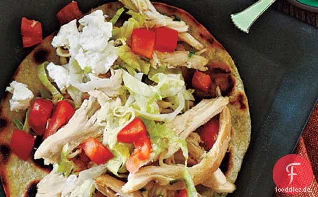 Hühnchen-Tostadas und Avocado-Dressing