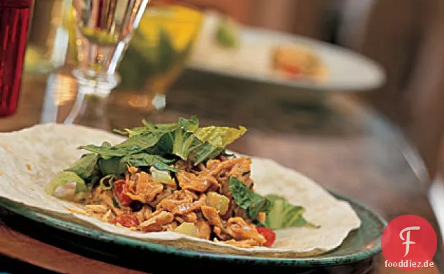 Ingwer-Erdnuss Huhn-Salat Wraps