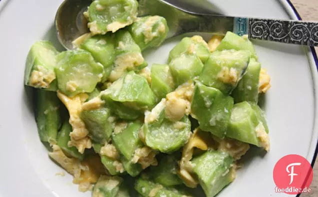 Gebratene Luffa-Kürbisse mit Eiern