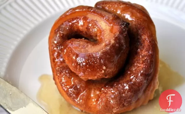 Ahorn glasierte Zimtbrötchen