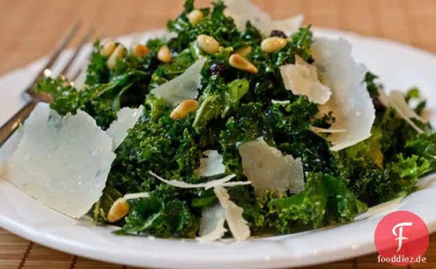 Geschredderter Grünkohlsalat mit Pinienkernen, Johannisbeeren und Parmesan