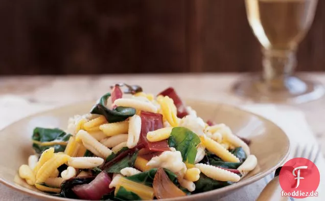 Pasta mit hellen Lichtern Schweizer Mangold