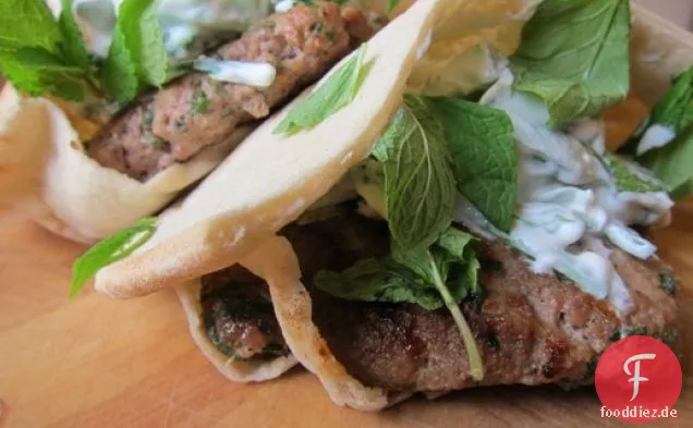 Lammburger mit klobiger Minze Tzatziki