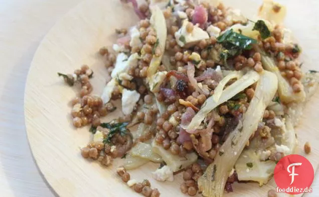 Make-Ahead gerösteter israelischer Vollkorn-Couscous mit Fenchel, Zitrone und Feta