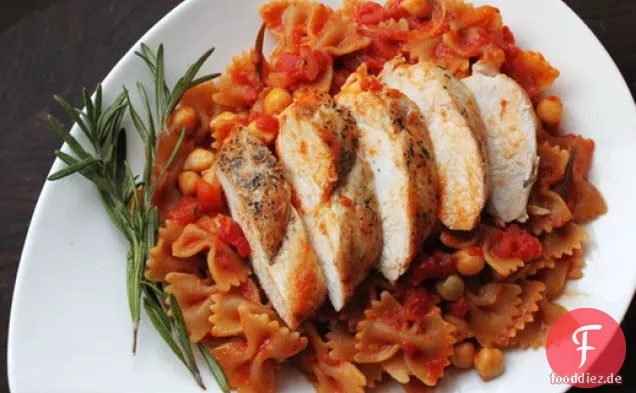 Skillet Vollkornnudeln mit Huhn und Kichererbsen