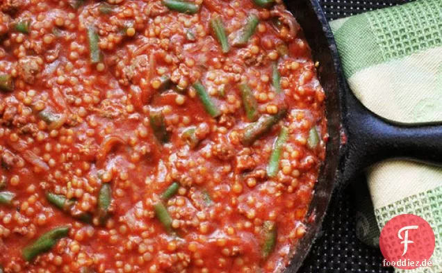 Pfanne gemahlenes Lamm mit Tomatensauce, grünen Bohnen und Couscous