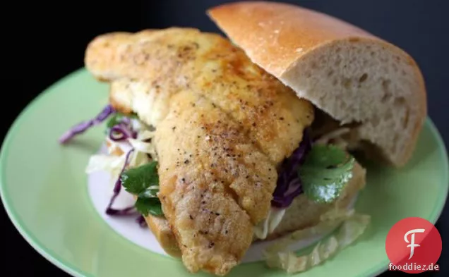 Knuspriges Curry Wels Sandwich mit Chili-Lime Slaw