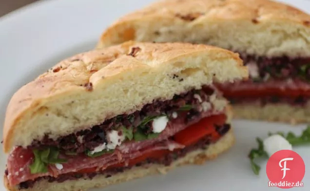 Würziges Salami-Sandwich mit Oliven-Tapenade und Ziegenkäse