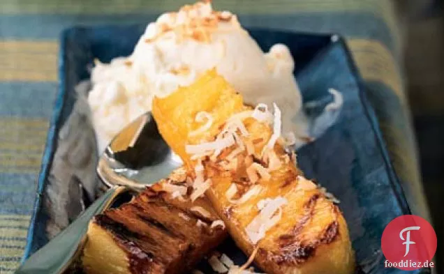 Rum-Spiked Gegrillte Ananas mit gerösteter Kokosnuss