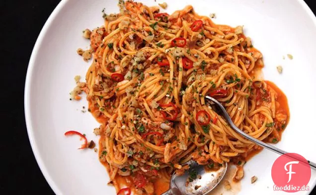 Pasta mit Krabben, Tomaten und Chilis