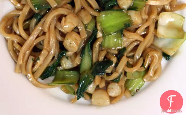 Udon-Nudeln mit Jakobsmuscheln und Baby Bok Choy