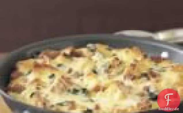 Schichten mit Mangold, Wurst und karamellisierten Zwiebeln