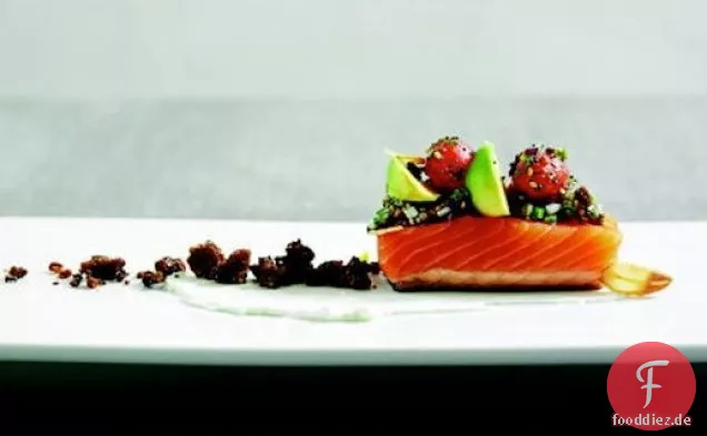 Richard Blais' Kaum geräucherter Lachs mit Pumpernickel-Avocado-Ei-Salsa und 'Everything Bagel' Vinaigrette
