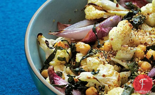 Gerösteter Blumenkohl und Schalotten mit Mangold und Dukkah