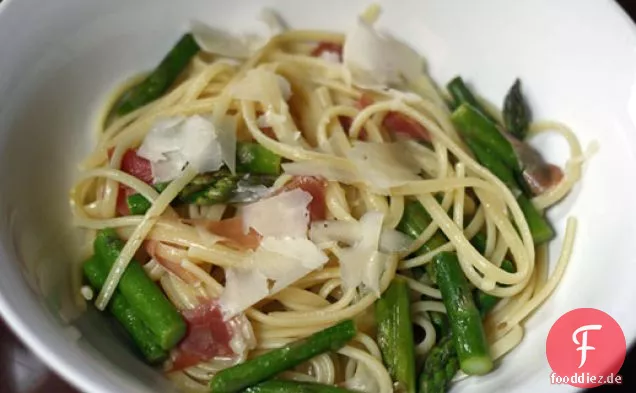 Linguini mit Spargel, Schinken und Kapern