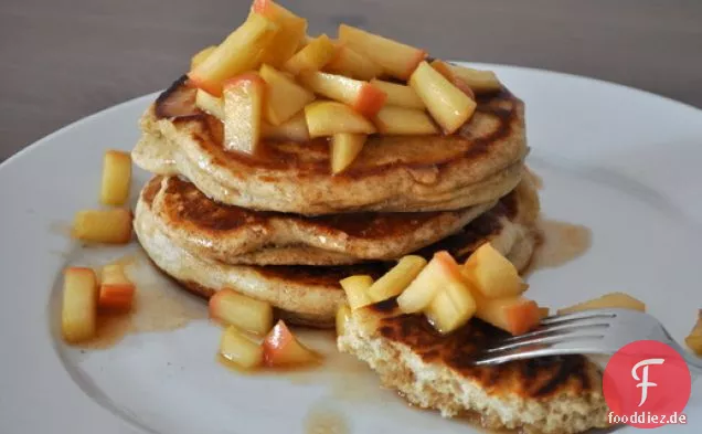 Roggen-Pfannkuchen Mit Apfel-Ahorn-Kompott