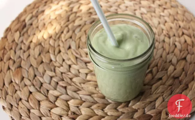 Avocado-Kefir-Smoothie mit Ingwer und Minze