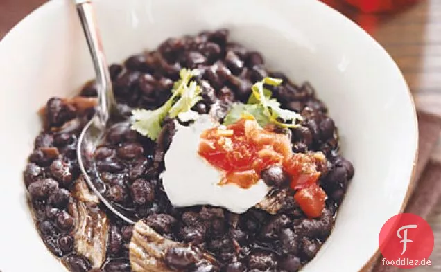 Slow-Cooker-Bier-geschmortes Schweinefleisch und schwarze Bohnensuppe