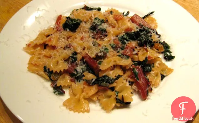 Abendessen heute Abend: Pasta mit sautiertem Mangold, goldenen Rosinen und Kapern