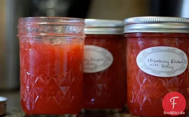 Erdbeer-Rhabarbermarmelade mit Honig und Zimt