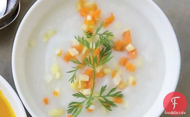Deborah Madisons Elfenbein Karottensuppe mit einem feinen Würfel von Orange Karotten