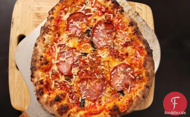 Pizza nach New Yorker Art mit Speck-Kirschpfeffer-Relish und Coppa