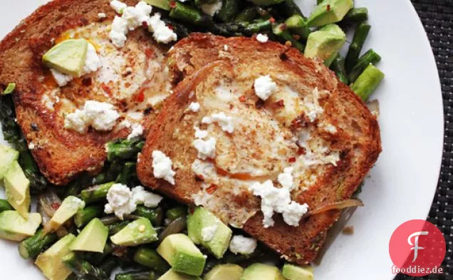 Pfanne Ei-in-ein-Loch mit Avocado, Spargel und Feta