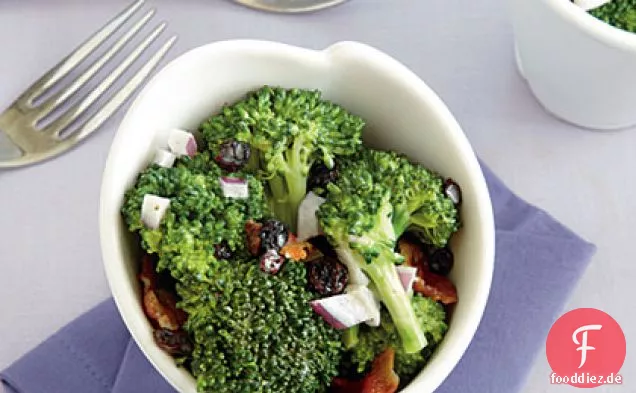 Brokkoli-Crunch-Salat mit Speck und Johannisbeeren