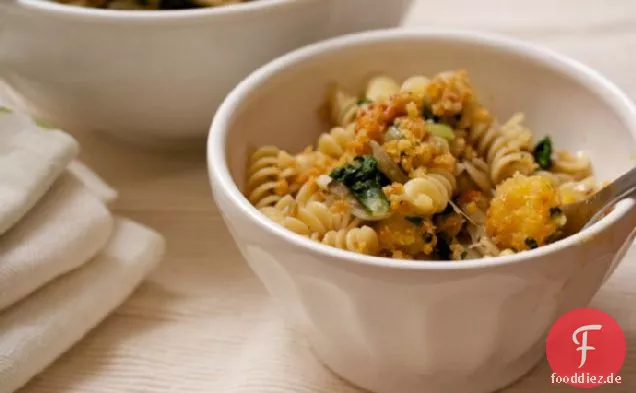 Fusilli Mit Kürbis, Mangold, Walnüssen Und Pangritata