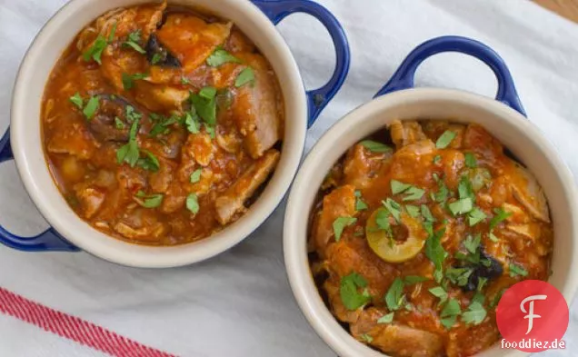 Rustikaler Hühnereintopf mit Tomaten, Oliven und Rotwein