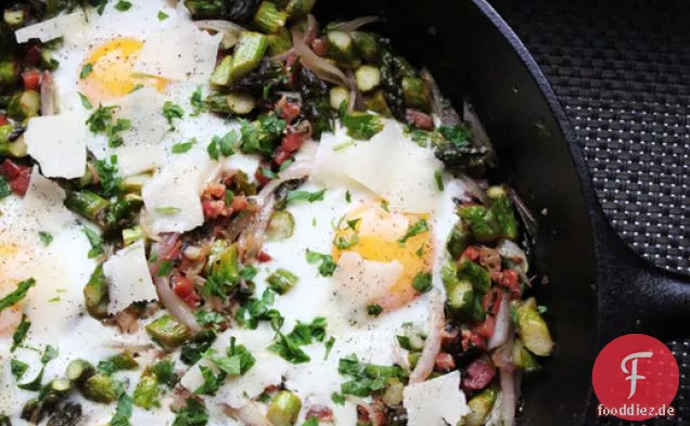 Pfanne Eier mit Spargel, Pancetta und Parmesan