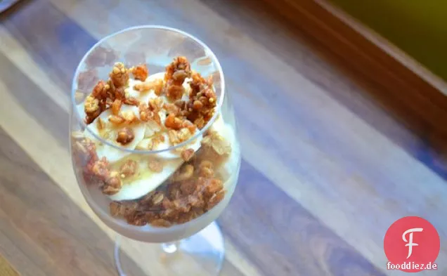 Griechische Joghurt-Panna-Cotta mit Müsli-Streusel