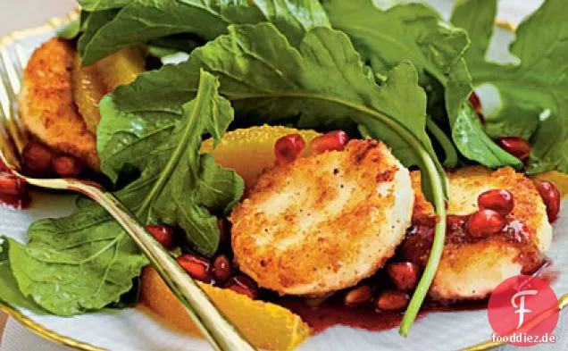 Knuspriger Ziegenkäse-garnierter Rucola-Salat mit Granatapfel-Vinaigrette