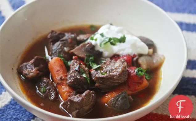 Spanischer Rindereintopf mit Pimentón und Piquillo-Paprika