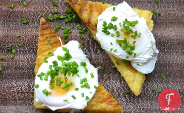 Pochierte Eier auf gegrillten Polenta-Kuchen