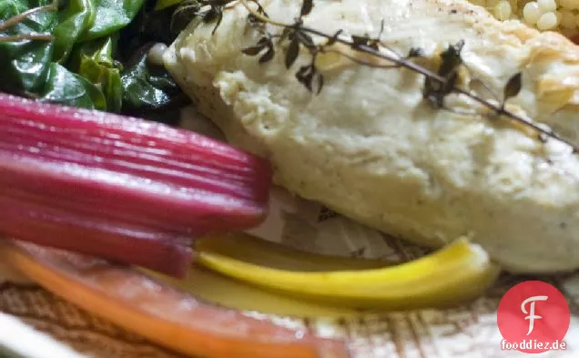 Pfanne gebratenes Huhn über israelischem Couscous mit gerösteten Tomaten