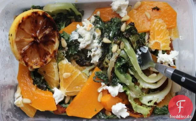 Make-Ahead Gegrillter Escarole-Salat mit Zitrusfrüchten, Kürbis und Ricotta